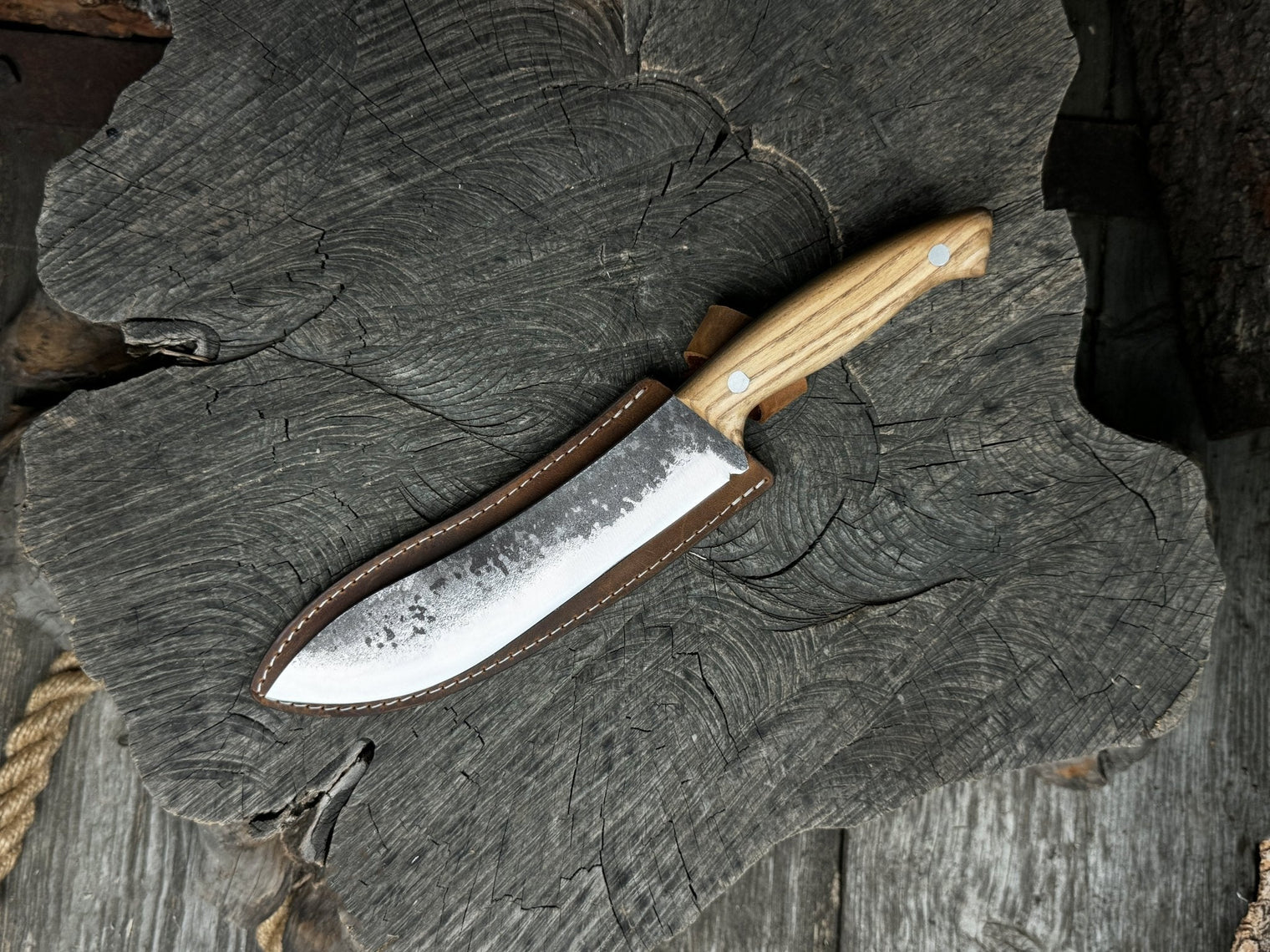 Hand-Forged Bushcraft Knife, 17 cm (6.7 inches) with leather sheath
