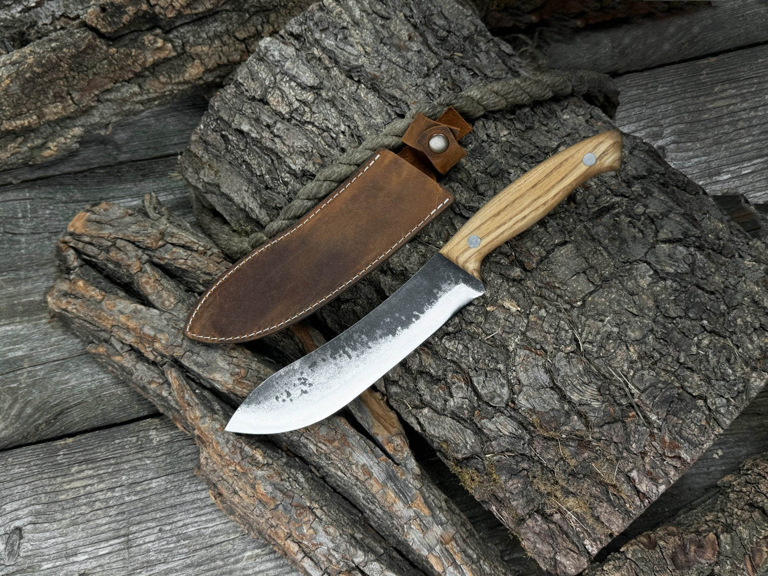 Hand-Forged Bushcraft Knife, 17 cm (6.7 inches) with leather sheath