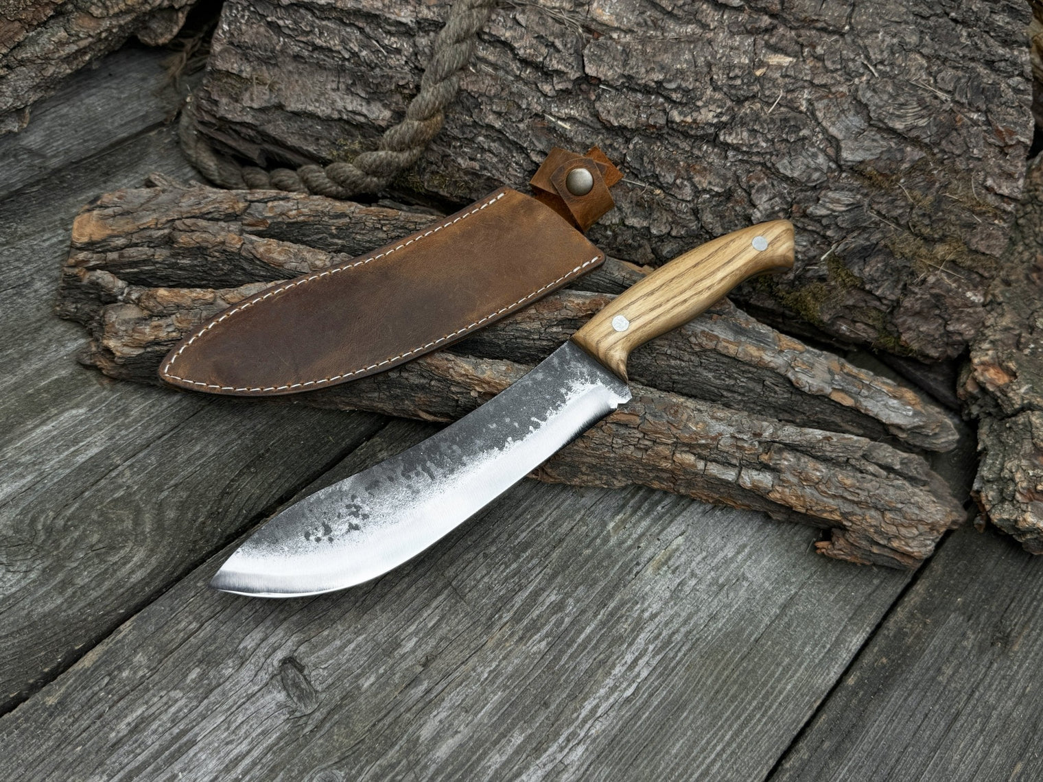 Hand-Forged Bushcraft Knife, 17 cm (6.7 inches) with leather sheath
